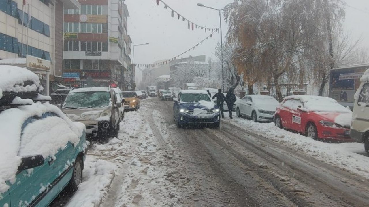 Serhat Bölgesi'nde Yoğun Kar Yağışı: Yüzlerce Köy ve Mahalle Yolu Kapandı
