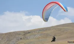 Van’da Yamaç Paraşütü Yarışması Renkli Görüntülere Sahne Oldu