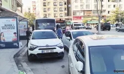 Van’da Otobüs Duraklarına Park Sorunu Trafiği Felç Ediyor