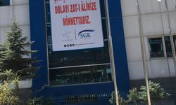 Miting öncesi SGK binasına ‘Minettarız’ pankartı asıldı