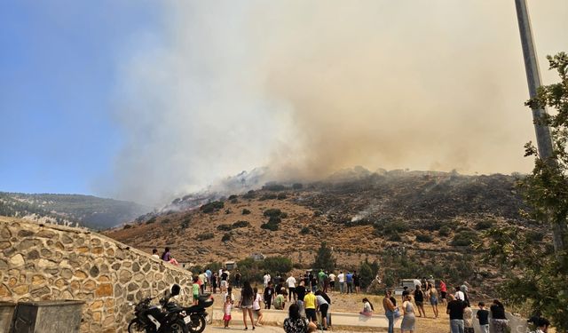 İzmir’de Yamanlar Dağı’nda Büyük Yangın: Tahliyeler ve Söndürme Çalışmaları Sürüyor