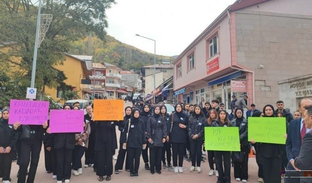 Posoflu Kadın Öğrencilerden Kadın Cinayetlerine Karşı Yürüyüş: “Katledilen Kadınlar İsyanımızdır”