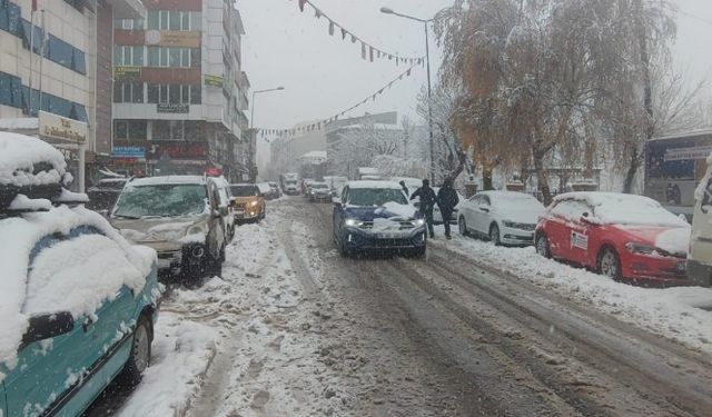 Serhat Bölgesi'nde Yoğun Kar Yağışı: Yüzlerce Köy ve Mahalle Yolu Kapandı