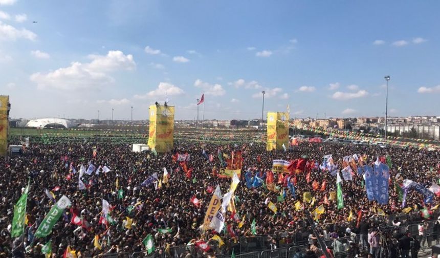 Van'da Newroz Coşkusu: Alan Özgürlük Mesajlarıyla Doldu