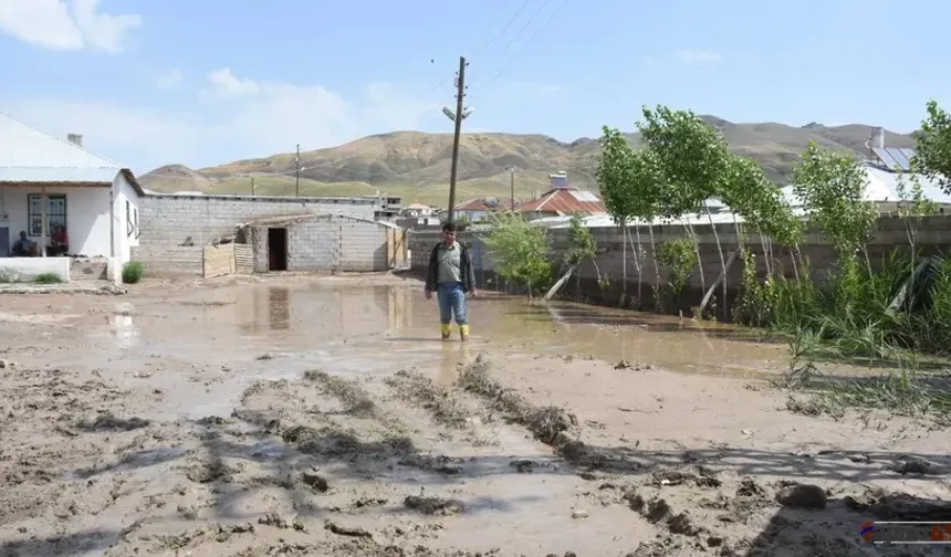 Van'da Sel Felaketi: Şiddetli Yağış Yolları Kapattı, Bir Ev Sular Altında Kaldı