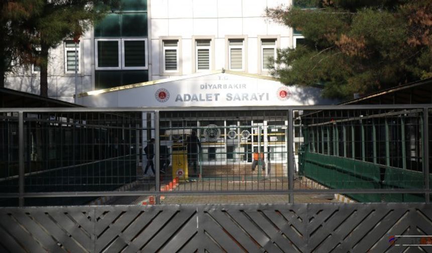 Amed’de Gözaltında Tutulan Kürtçe Eğitmenler Adliyeye Sevk Edildi