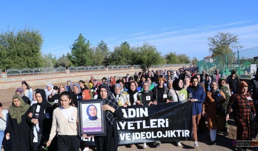 Rojin Kabaiş'in Ailesi ve Kadınlar Mezarı Başında Adalet Çağrısı Yaptı