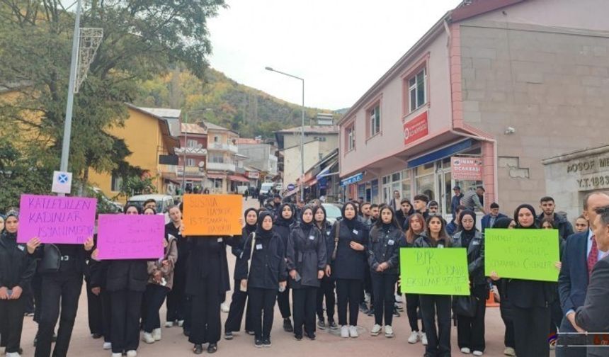 Posoflu Kadın Öğrencilerden Kadın Cinayetlerine Karşı Yürüyüş: “Katledilen Kadınlar İsyanımızdır”