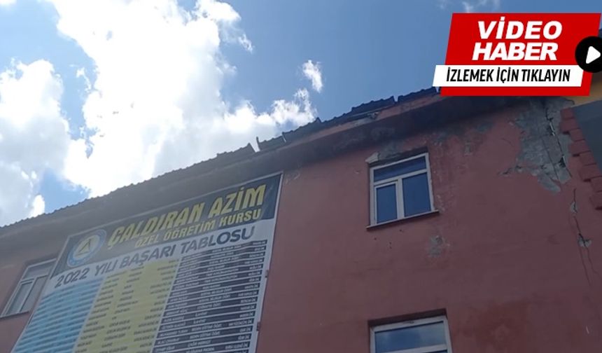 Çaldıran'da Çatıdan Kopan Sac Otomobilin Üzerine Düştü: Esnaf Tedirgin